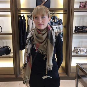 BRAND NEW Burberry scarf